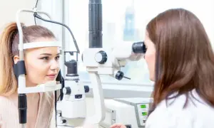 Jak okulista bada wzrok? Przewodnik po wizycie i badaniach