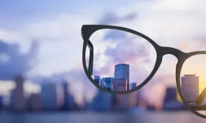 Okulary patrzące na panoramę miasta o zachodzie słońca.