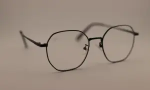Szare czy brązowe fotochromy? Wybierz idealne dla Twojego wzroku!