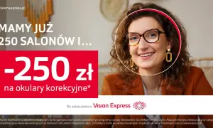 Uśmiechnięta kobieta w okularach, promocja -250 zł na okulary korekcyjne w Vision Express.