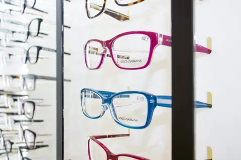 Różowe i niebieskie okulary Dolce & Gabbana na wystawie. Sprawdź, czy przysługuje Ci dofinansowanie do okularów NFZ.