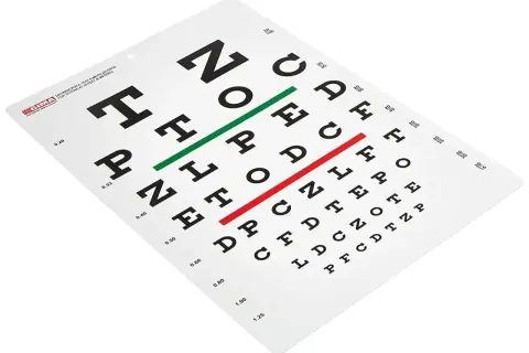 Tablica Snellena z literami, używana do badania wzroku u okulisty.