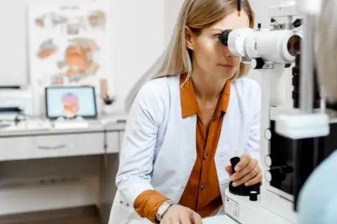 Badanie wzroku 2025: Ile kosztuje wizyta u okulisty i optometrysty?