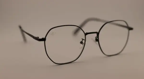 Szare czy brązowe fotochromy? Wybierz idealne dla Twojego wzroku!