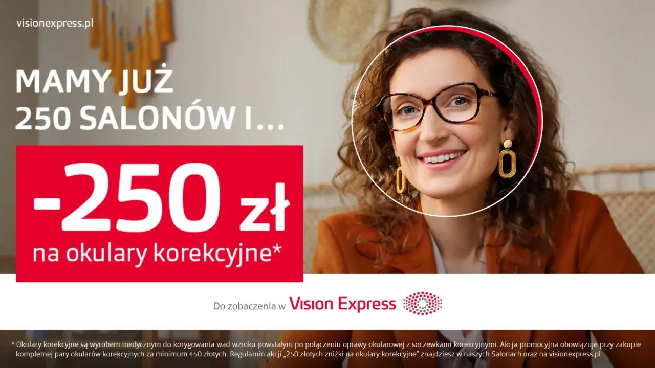 Uśmiechnięta kobieta w okularach, promocja -250 zł na okulary korekcyjne w Vision Express.