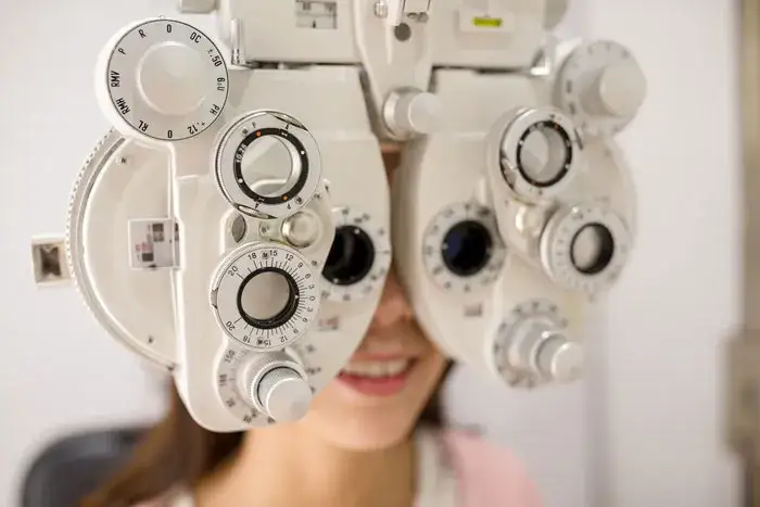 okulista lub optometrysta dobierający soczewki kontaktowe
